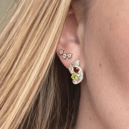 Sidabriniai auskarai su granato ir peridoto kristalais