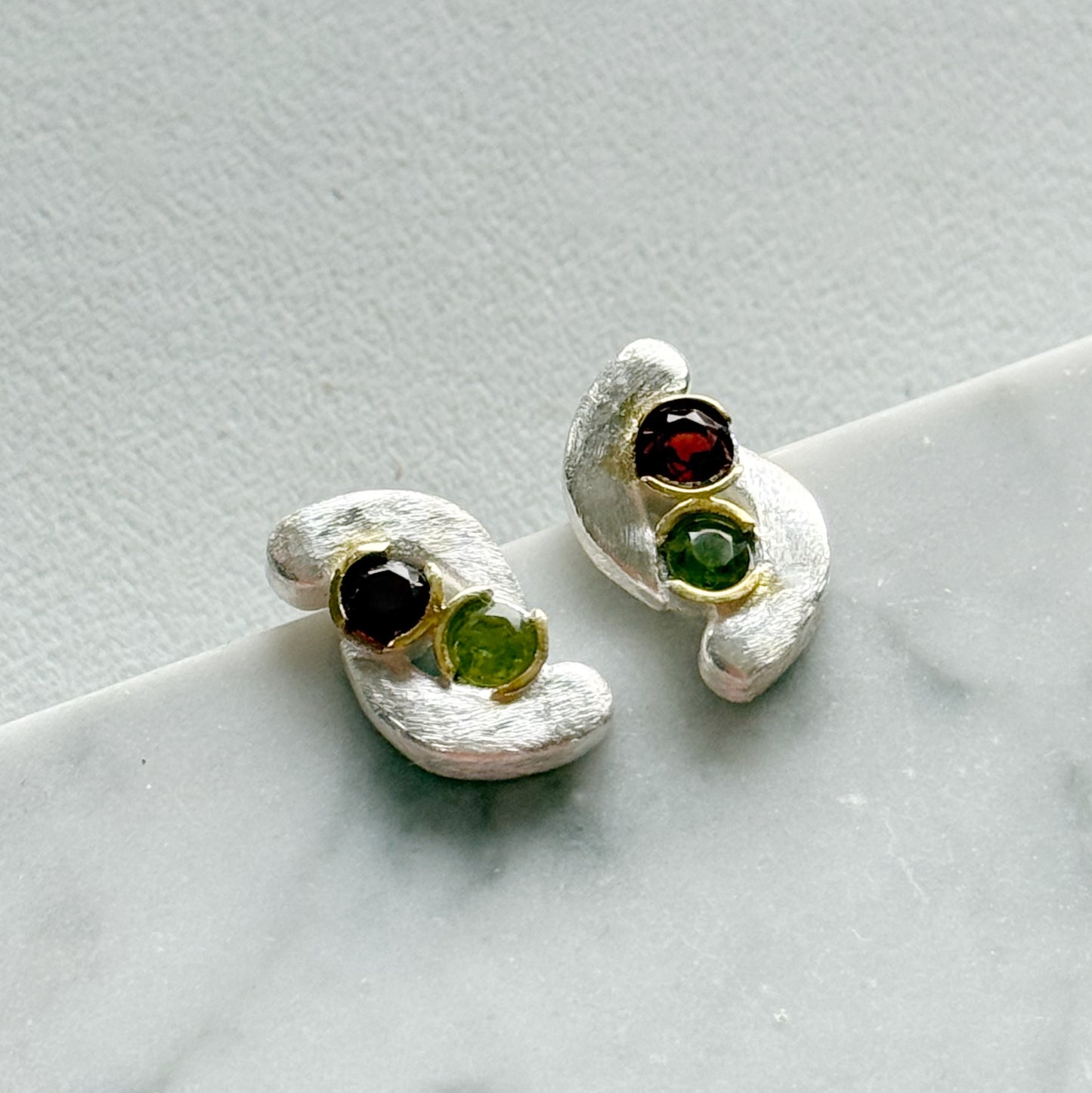 Sidabriniai auskarai su granato ir peridoto kristalais