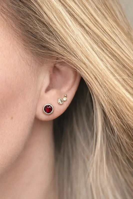 Sidabriniai auskarai su granato kristalais