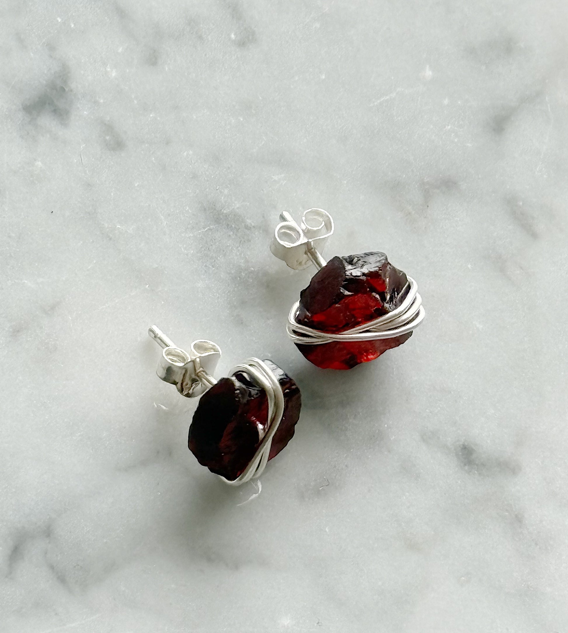 Sidabriniai auskarai su granato kristalais