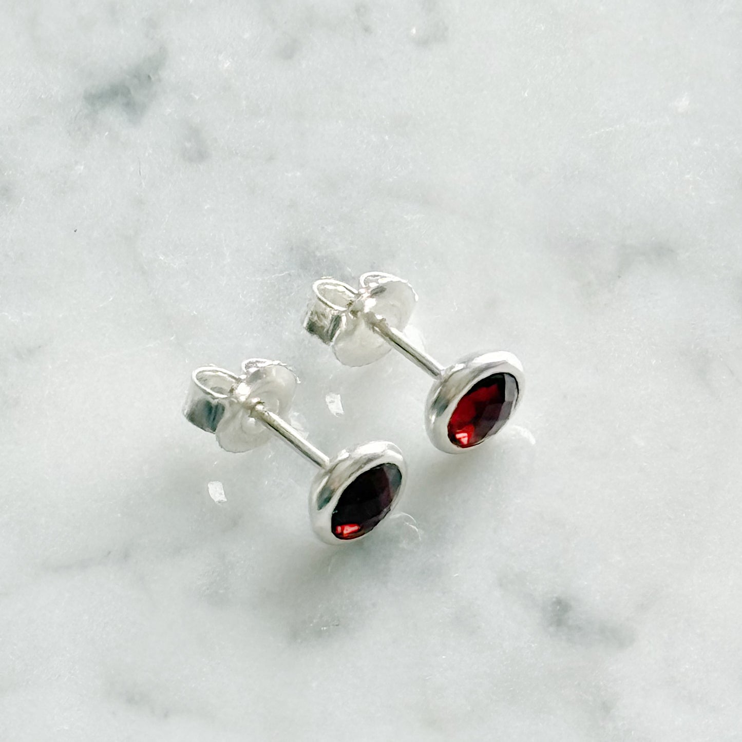 Sidabriniai auskarai su granato kristalais