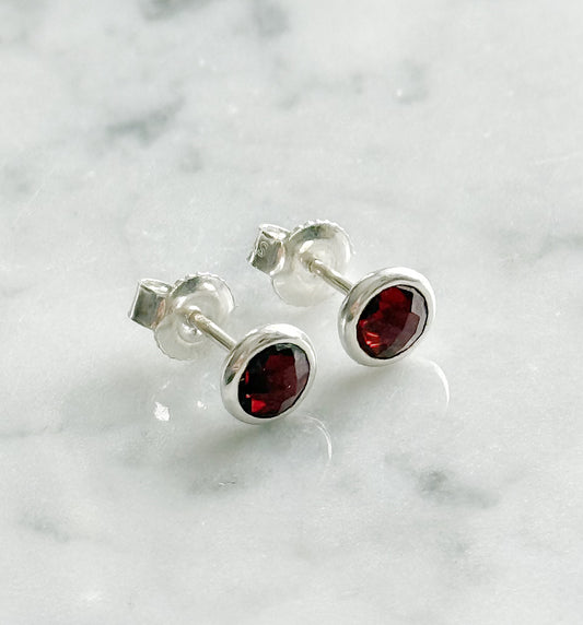 Sidabriniai auskarai su granato kristalais