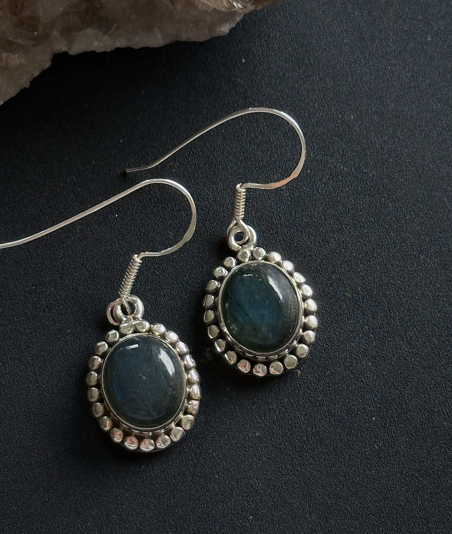 Sidabriniai auskarai su labradoritu