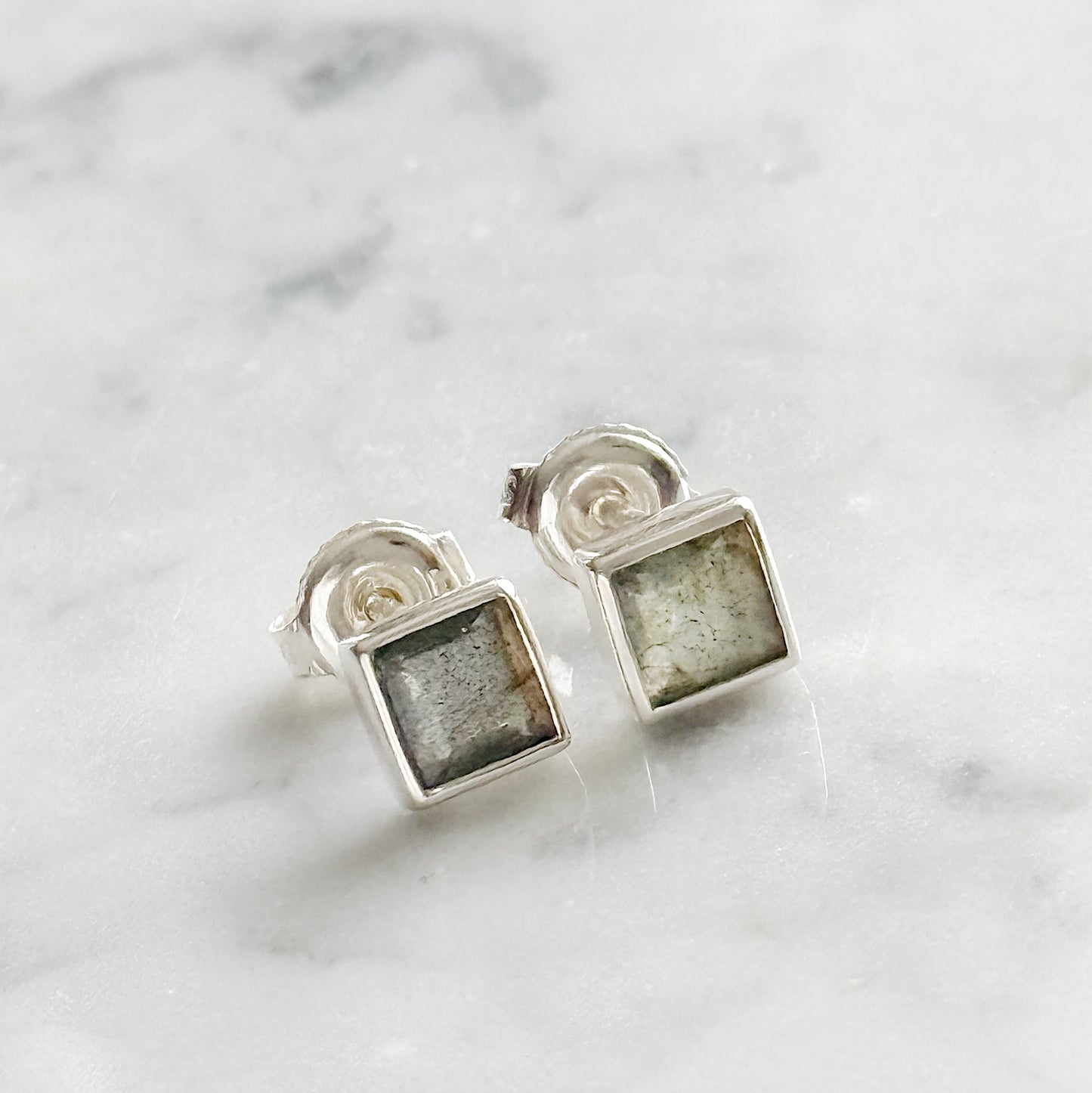 Sidabriniai auskarai su labradoritu