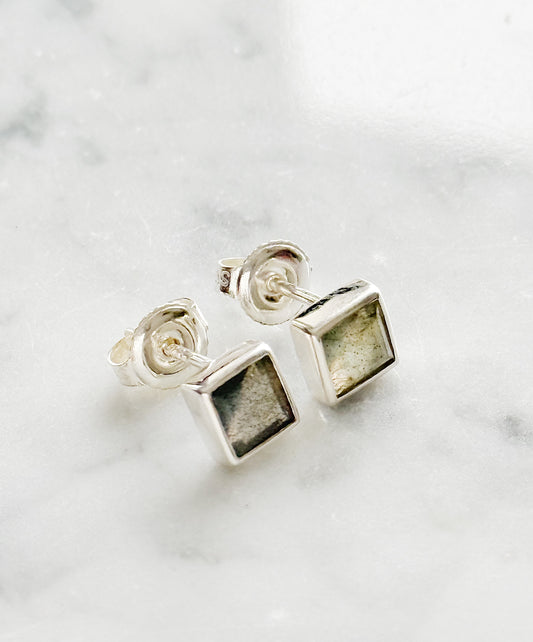 Sidabriniai auskarai su labradoritu