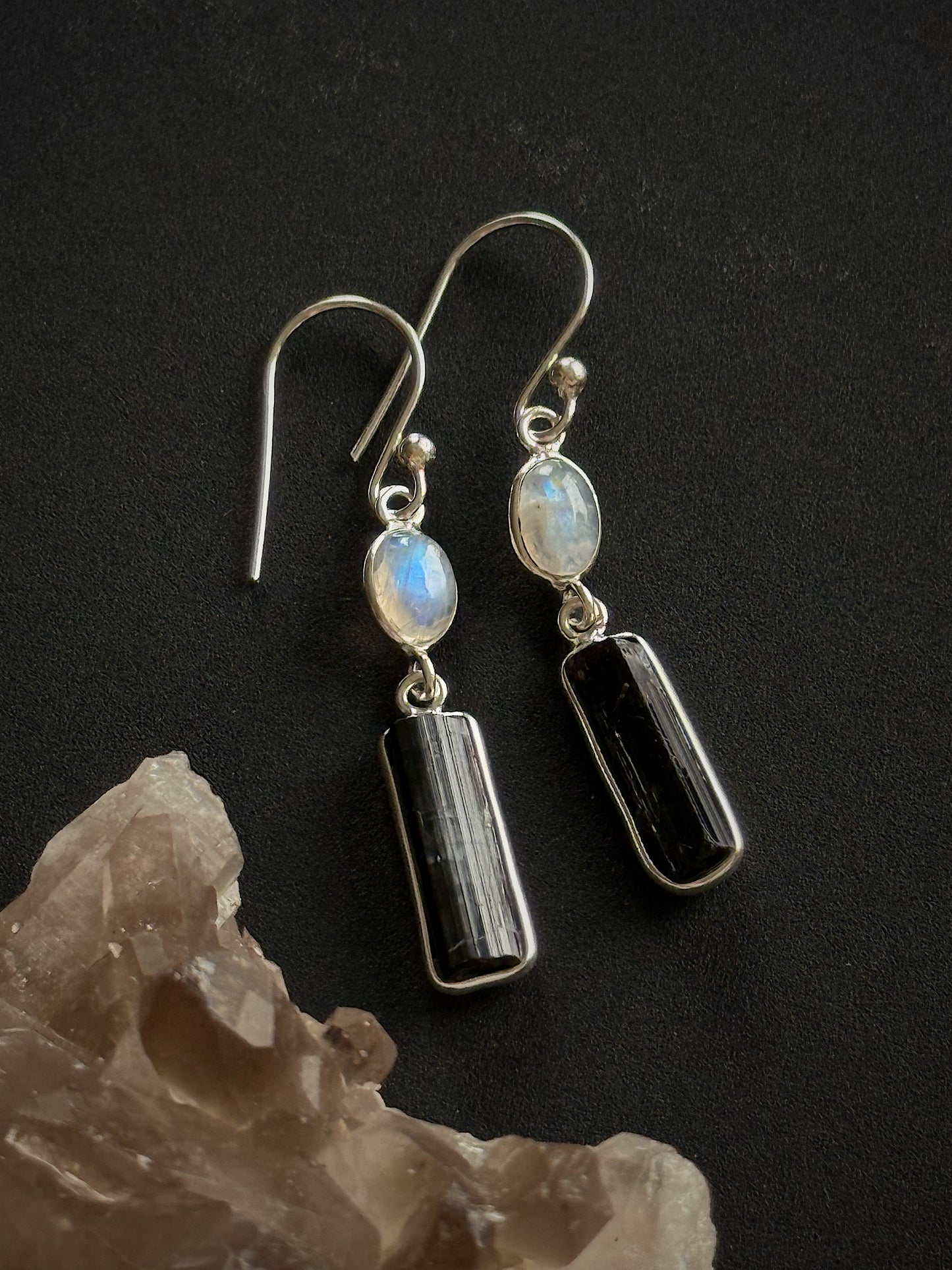 Sidabriniai auskarai su mėnulio akmens ir juodojo turmalino kristalais