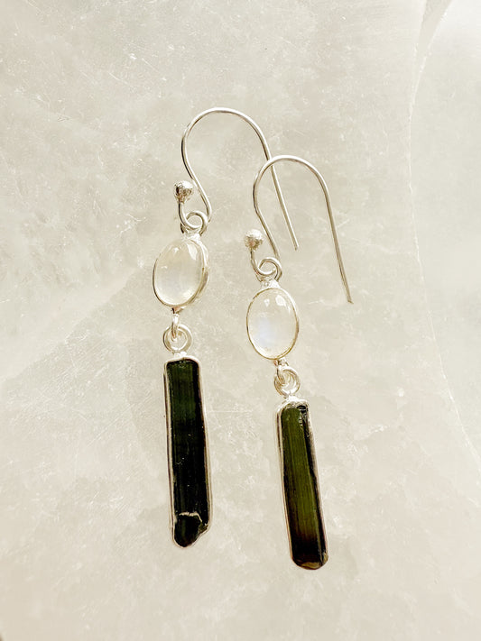 Sidabriniai auskarai su mėnulio akmens ir žaliojo turmalino kristalais