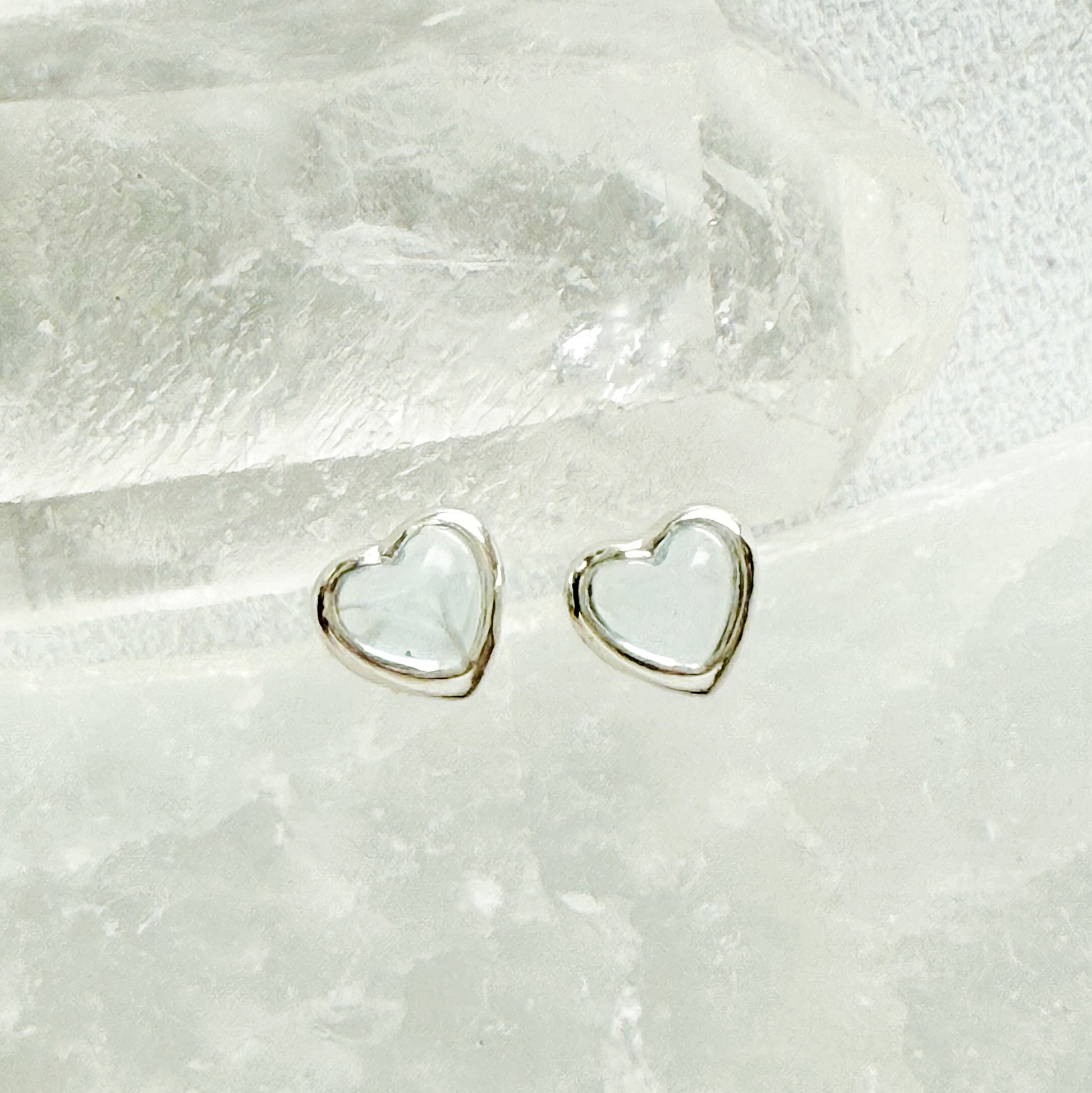 Sidabriniai auskarai su topazo kristalais "Širdelė"