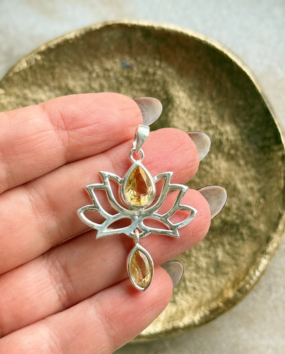 Sidabrinis Citrino pakabukas “Lotoso lašas”