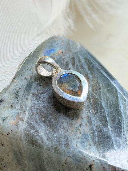 Silver Labradorite Pendant