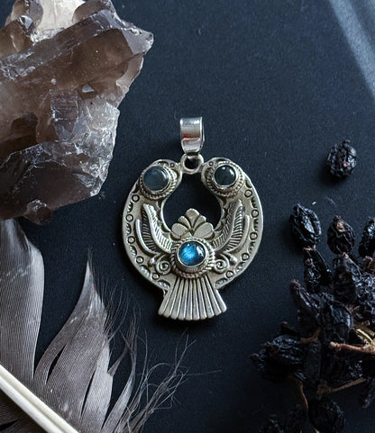 Sidabrinis Labradorito pakabukas “Apsaugos Amuletas”