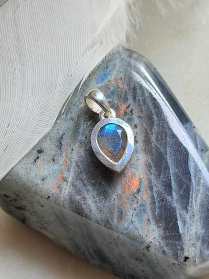 Silver Labradorite Pendant
