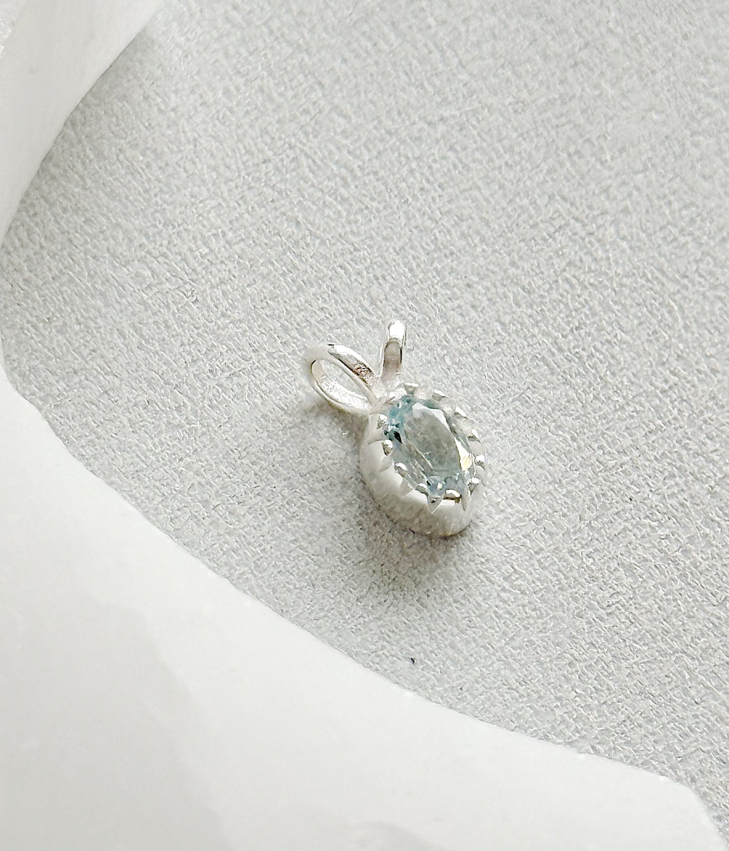 Sidabrinis akvamarino pakabukas