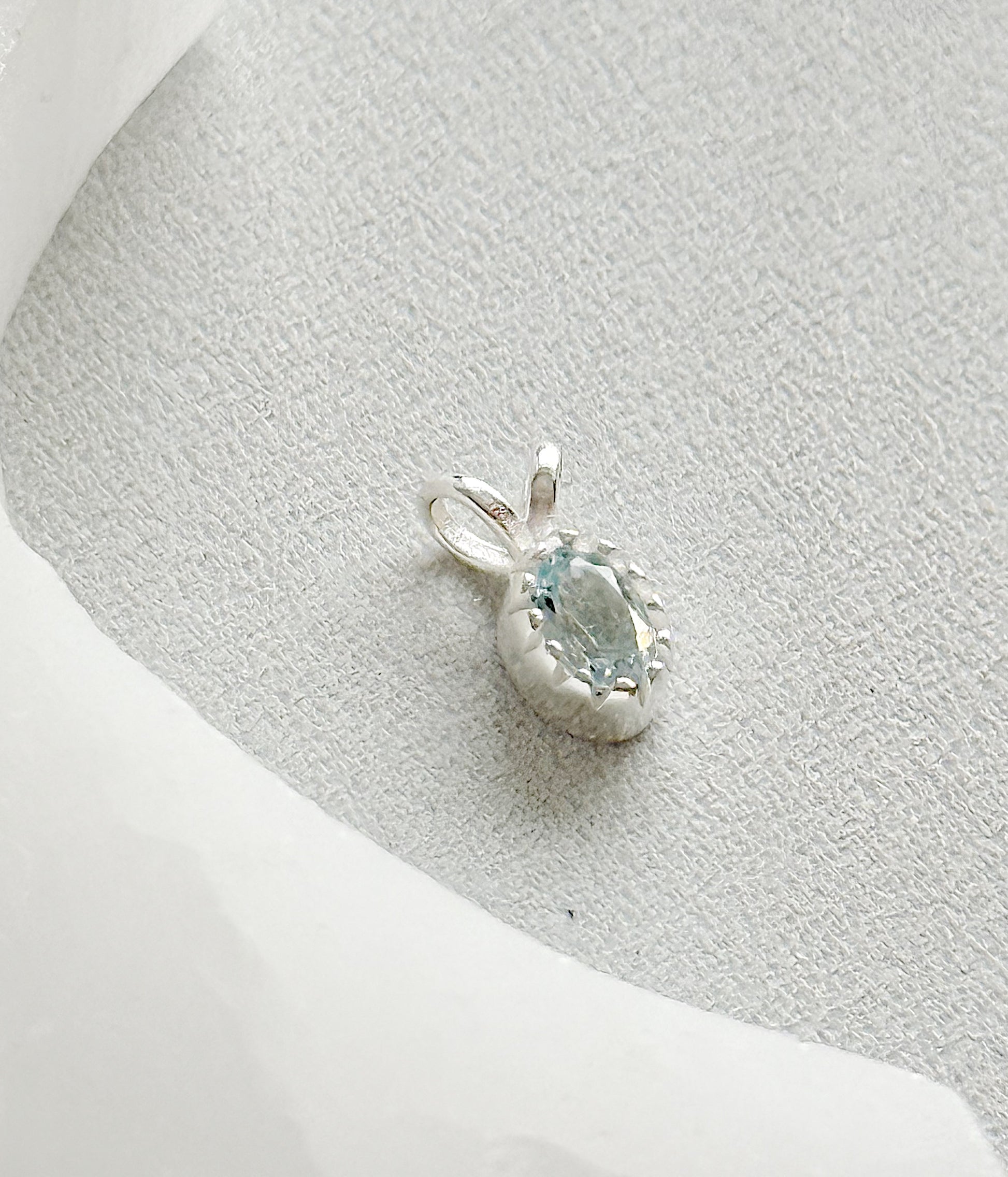 Sidabrinis akvamarino pakabukas