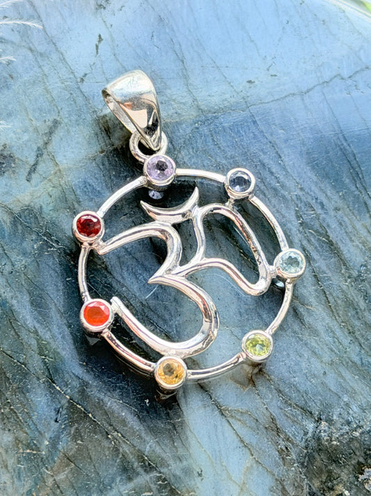 Sidabrinis čakrų pakabukas “Aum”