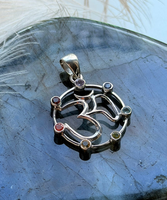 Sidabrinis čakrų pakabukas “Aum”