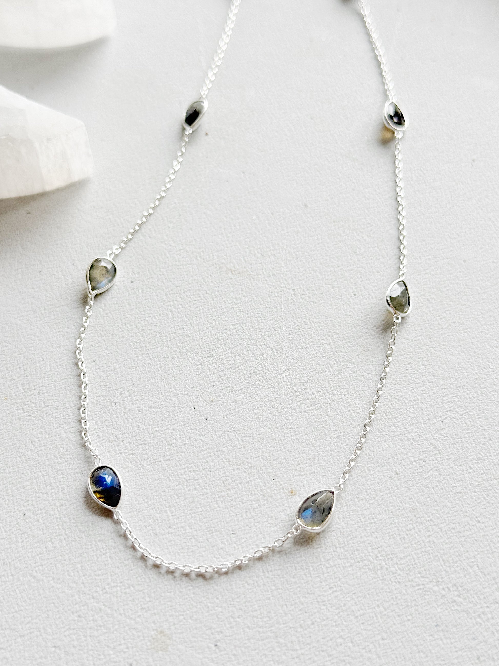 Sidabrinis ilgas kaklo papuošalas "Labradorito lašeliai”