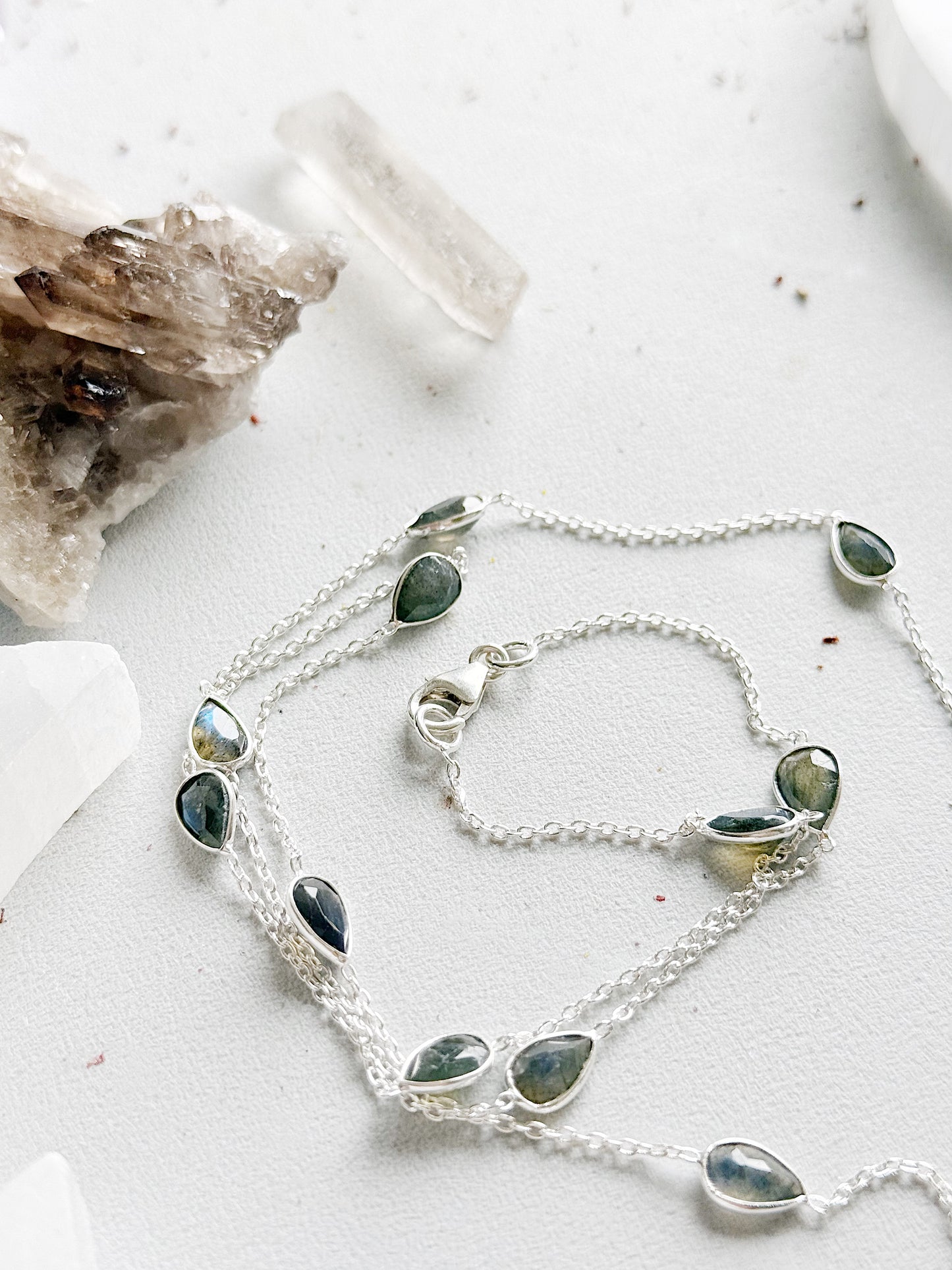 Sidabrinis ilgas kaklo papuošalas "Labradorito lašeliai”