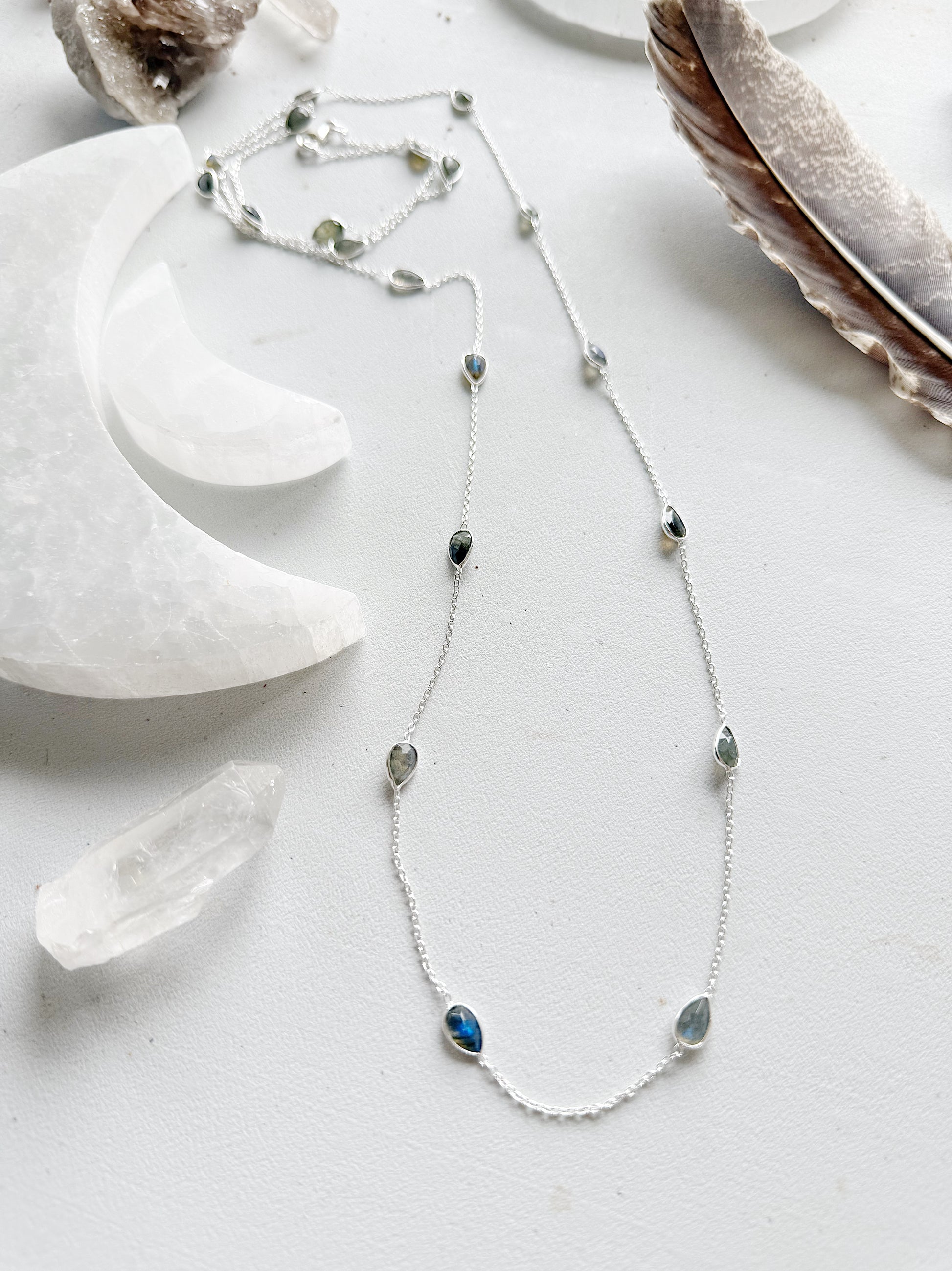 Sidabrinis ilgas kaklo papuošalas "Labradorito lašeliai”