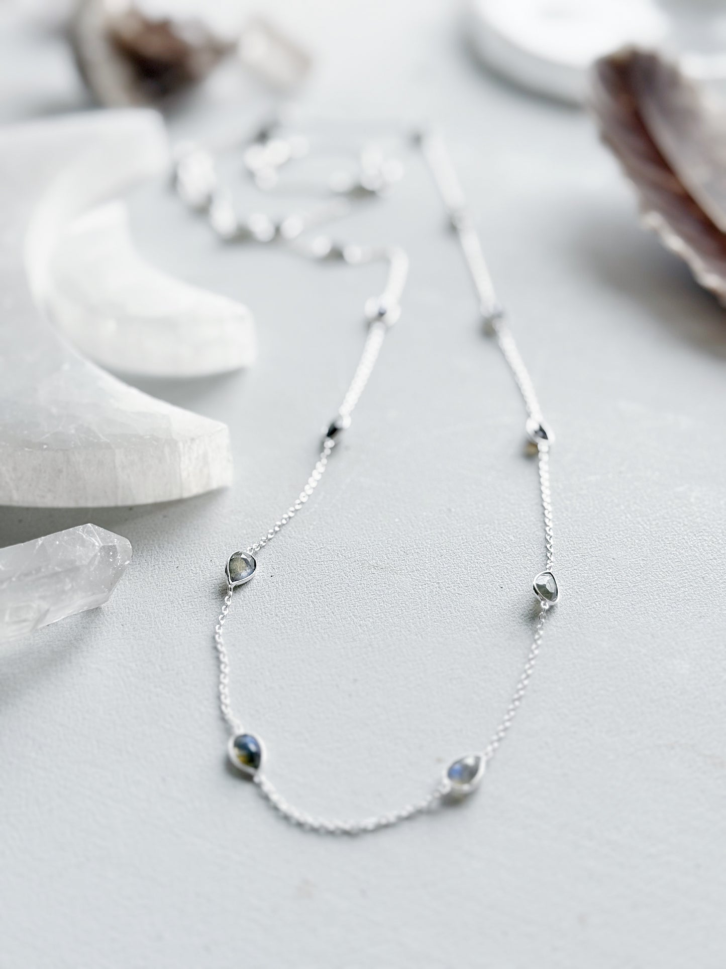 Sidabrinis ilgas kaklo papuošalas "Labradorito lašeliai”