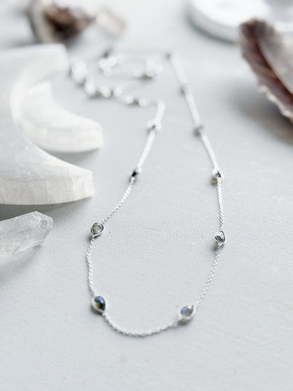 Sidabrinis ilgas kaklo papuošalas "Labradorito lašeliai”