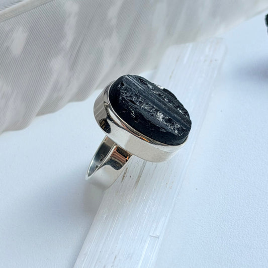 Sidabrinis juodojo turmalino žiedas / 18-20 dydis