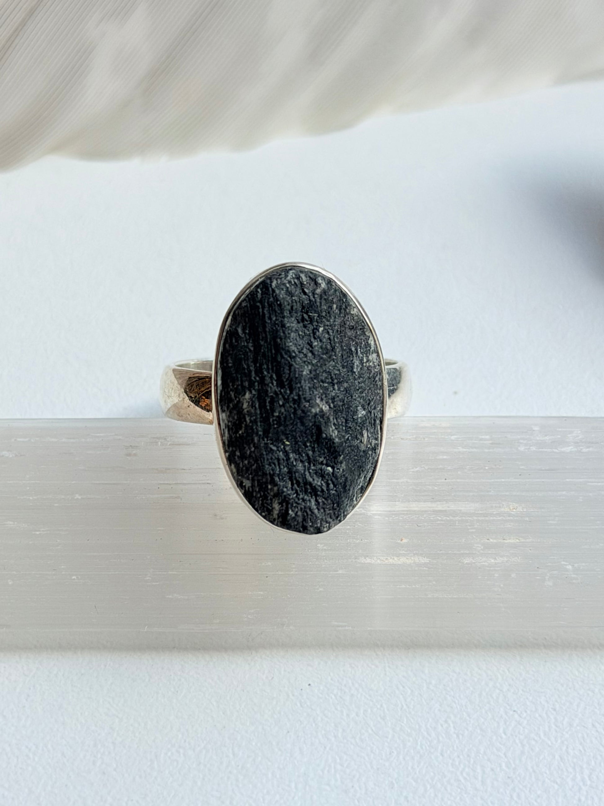 Sidabrinis juodojo turmalino žiedas / 18 dydis