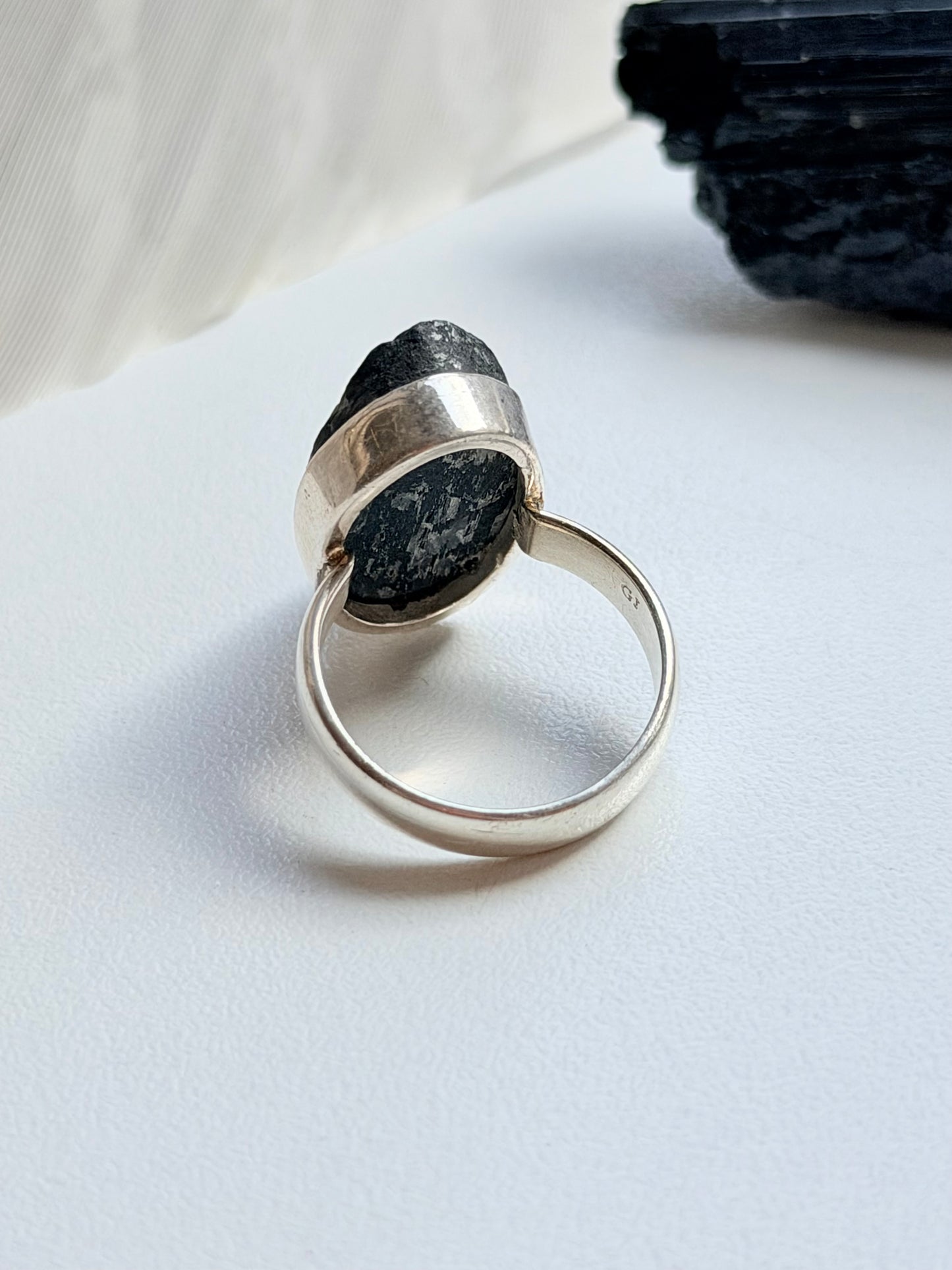 Sidabrinis juodojo turmalino žiedas / 18 dydis