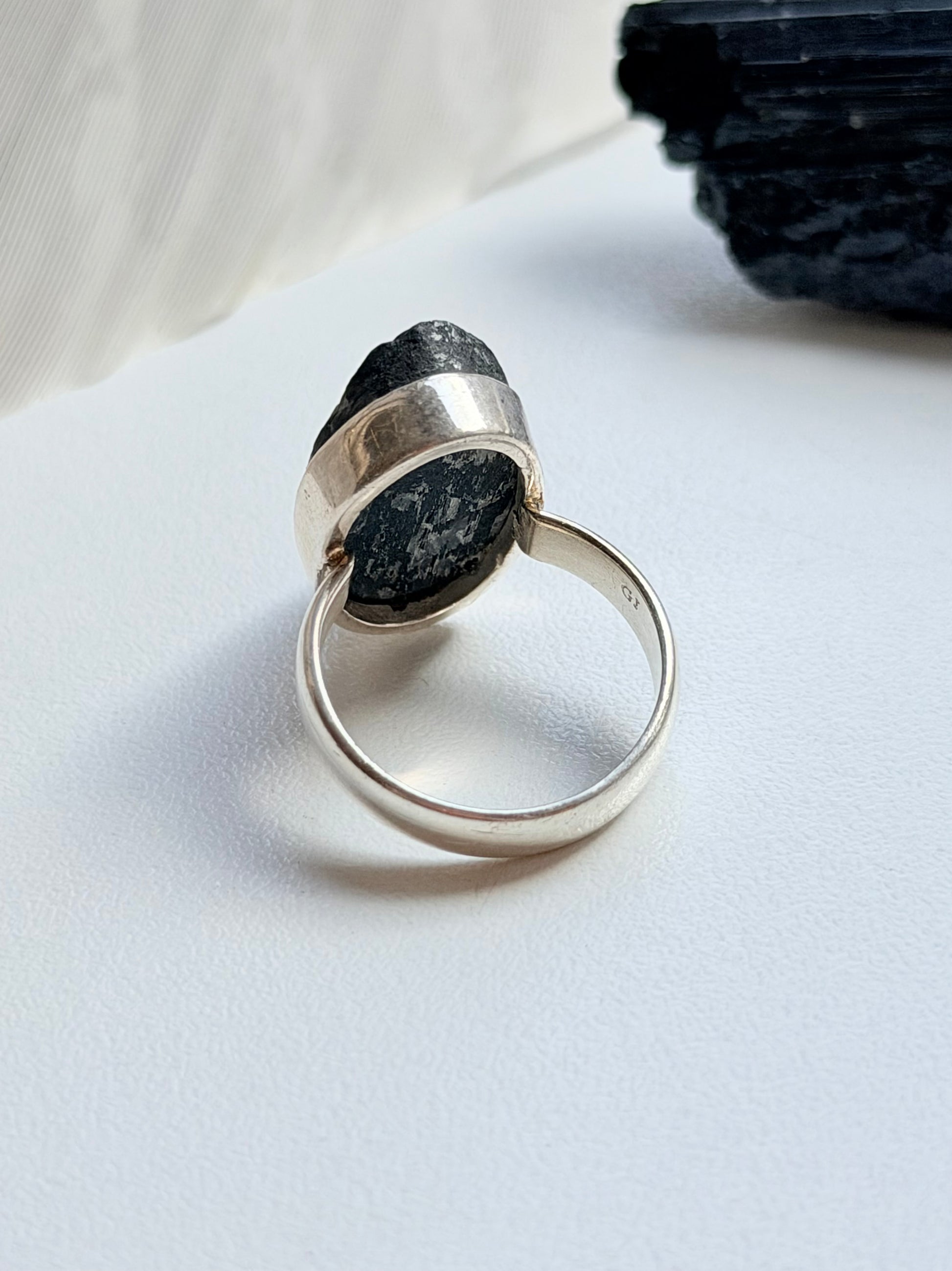 Sidabrinis juodojo turmalino žiedas / 18 dydis