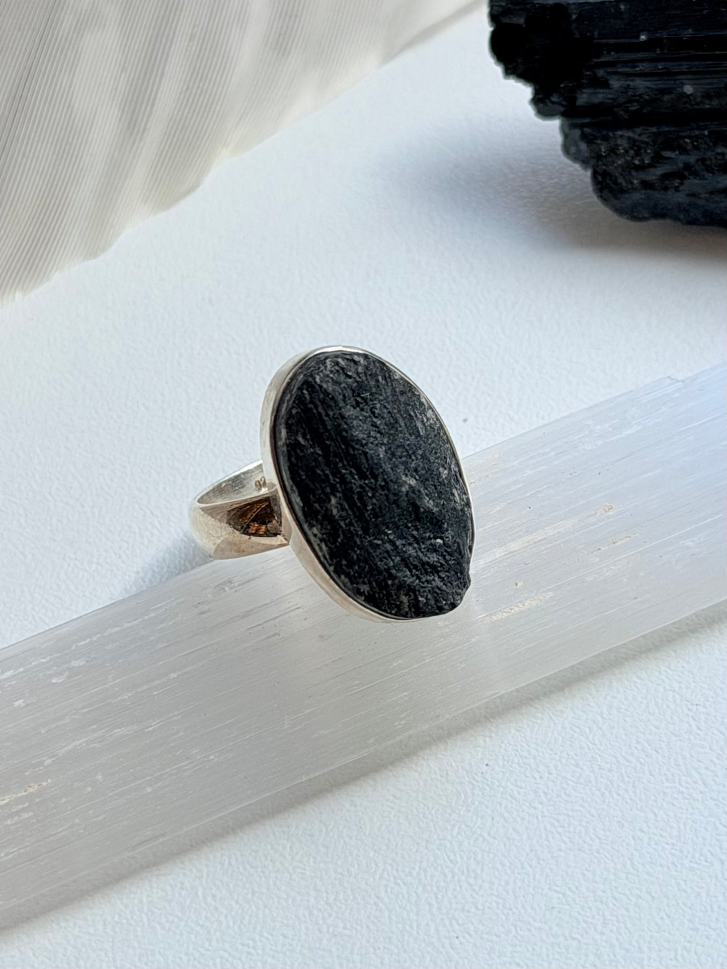 Sidabrinis juodojo turmalino žiedas / 18 dydis