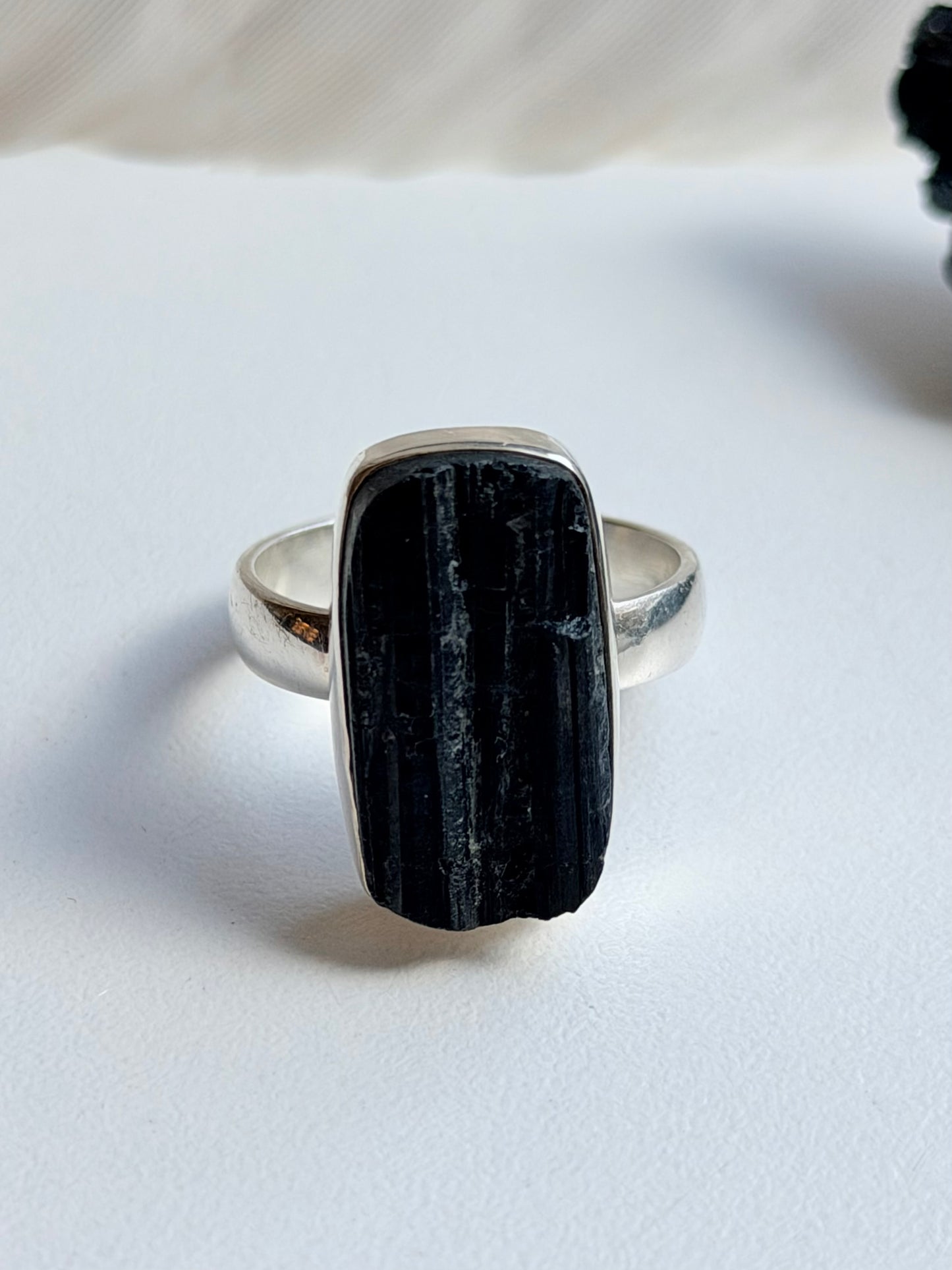 Sidabrinis juodojo turmalino žiedas / 22 dydis