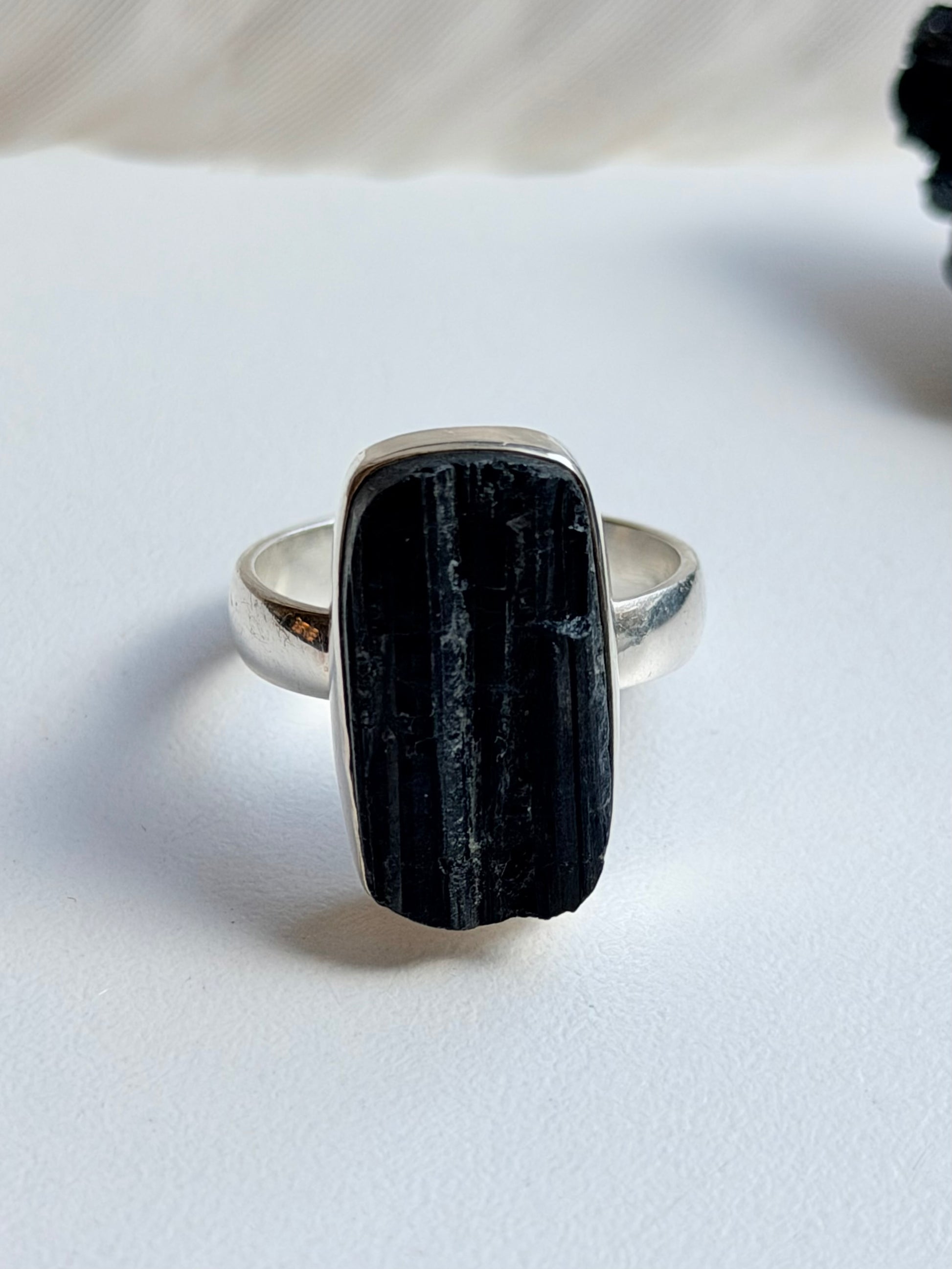 Sidabrinis juodojo turmalino žiedas / 22 dydis