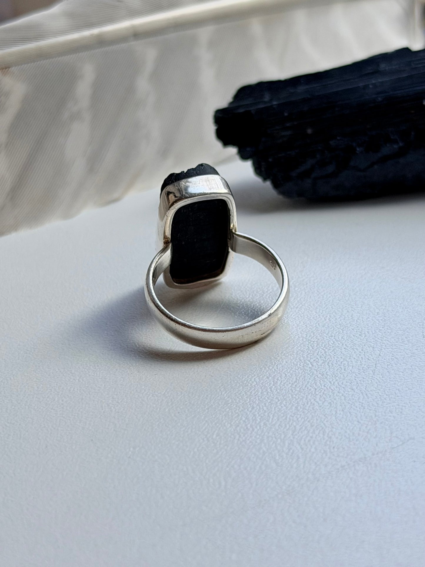Sidabrinis juodojo turmalino žiedas / 22 dydis