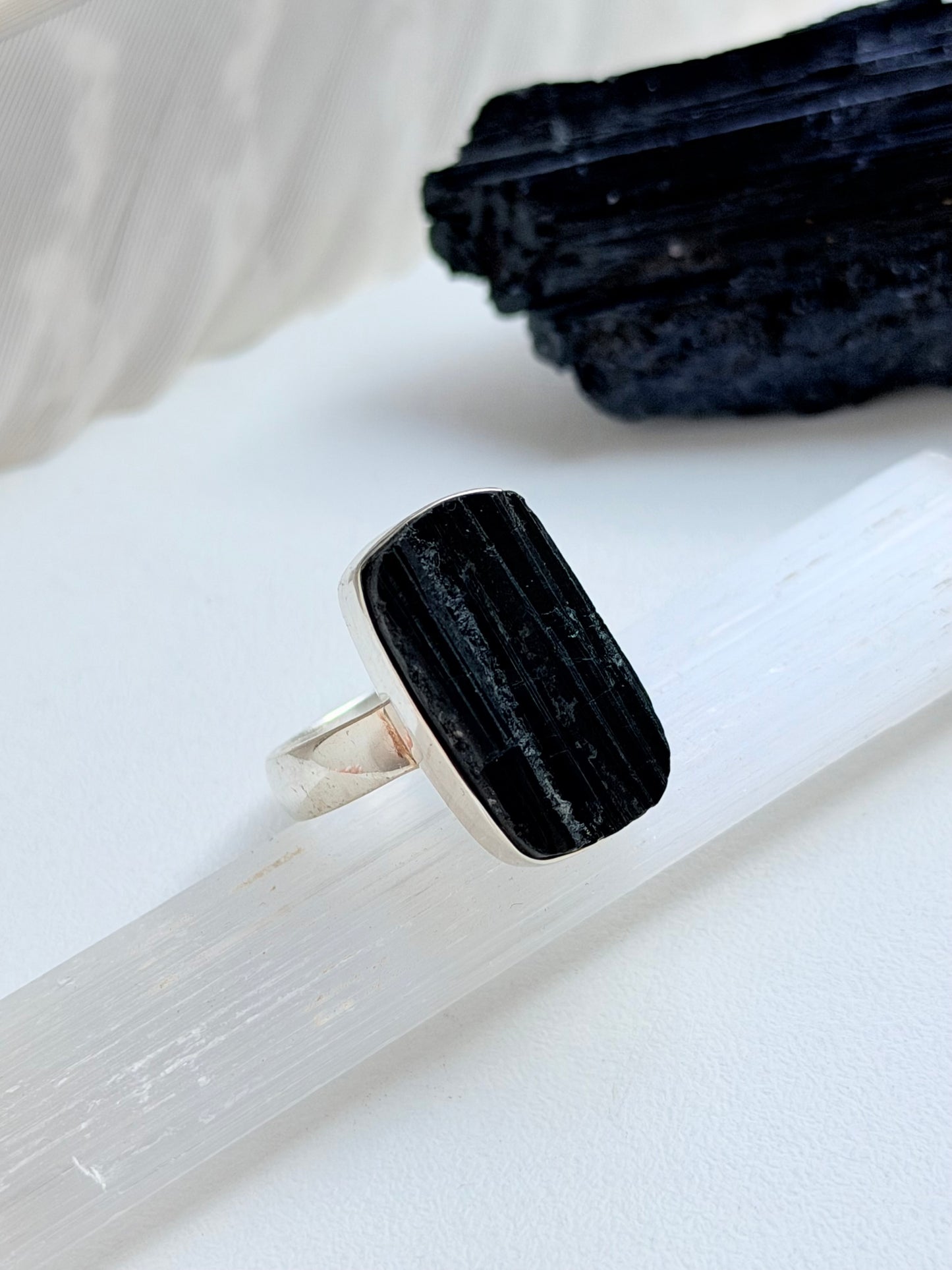 Sidabrinis juodojo turmalino žiedas / 22 dydis