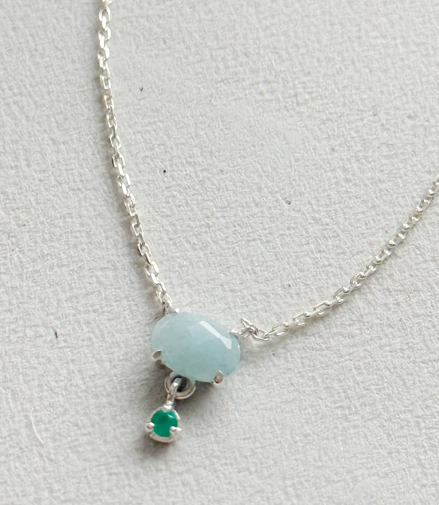 Sidabrinis kaklo papuošalas su mėlynojo kvarco ir žaliojo onikso kristalais