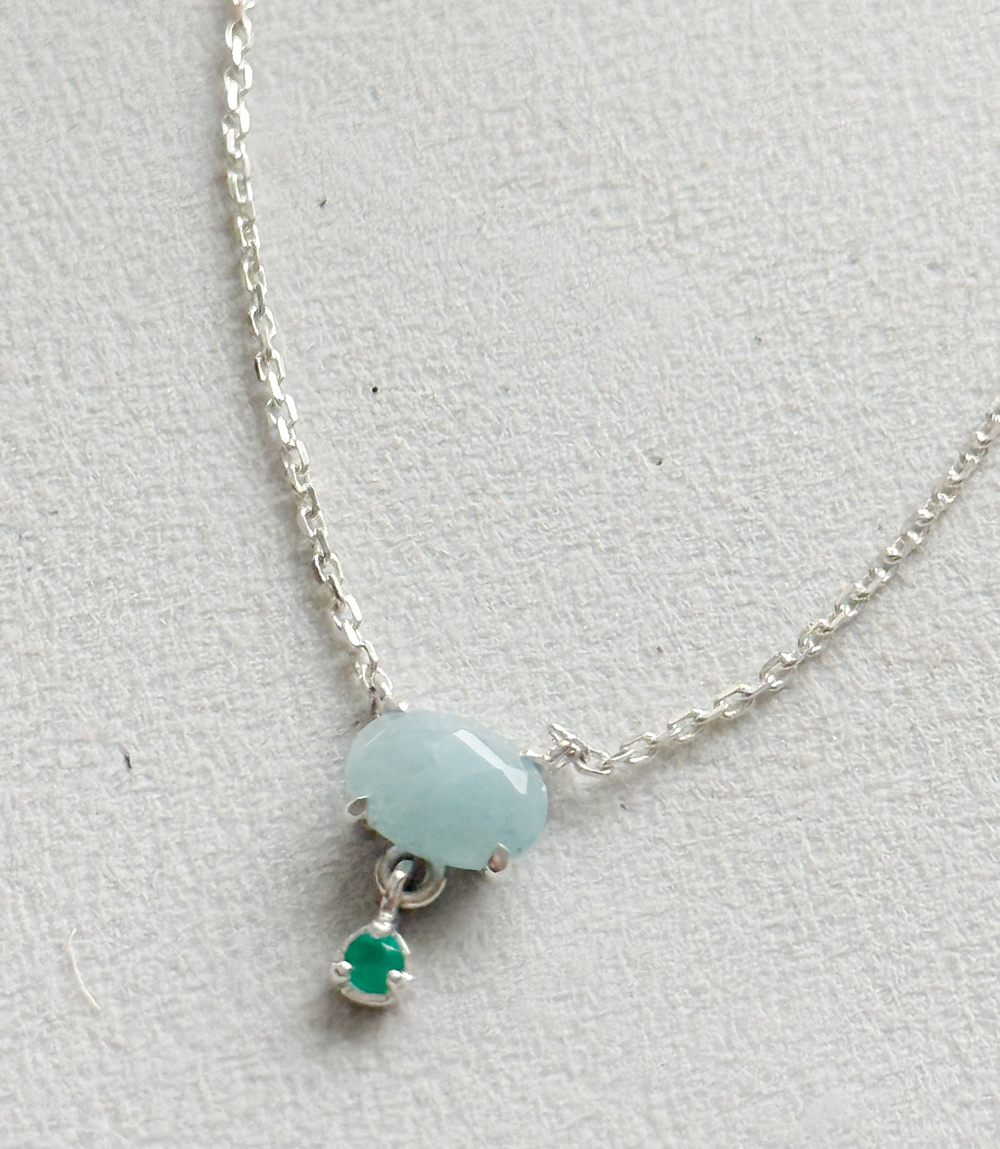 Sidabrinis kaklo papuošalas su mėlynojo kvarco ir žaliojo onikso kristalais