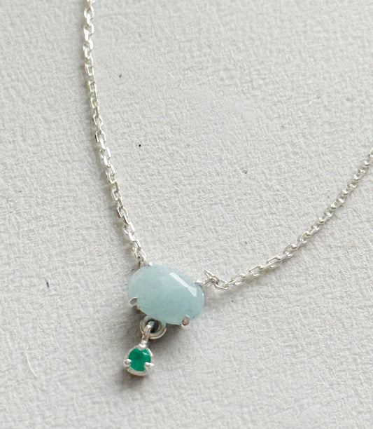 Sidabrinis kaklo papuošalas su mėlynojo kvarco ir žaliojo onikso kristalais