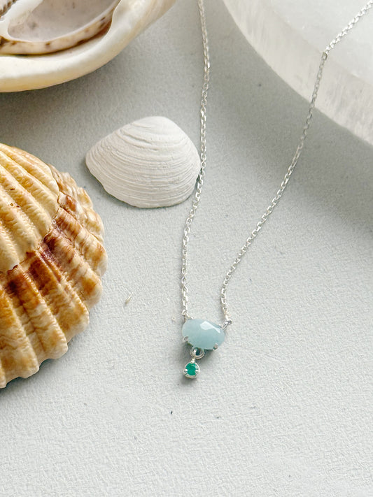 Sidabrinis kaklo papuošalas su mėlynojo kvarco ir žaliojo onikso kristalais