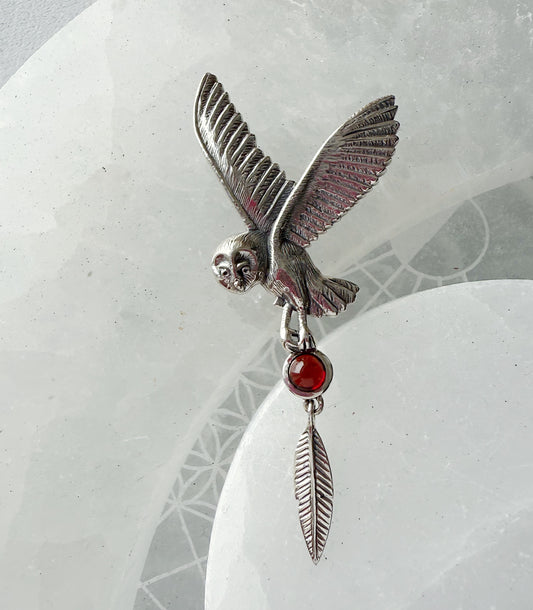 Sidabrinis pakabukas su granatu „Pelėda“