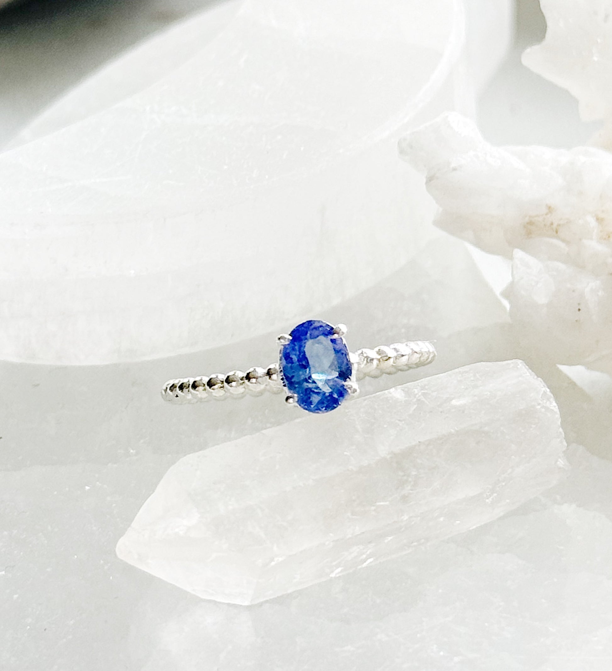 Sidabrinis tanzanito žiedas