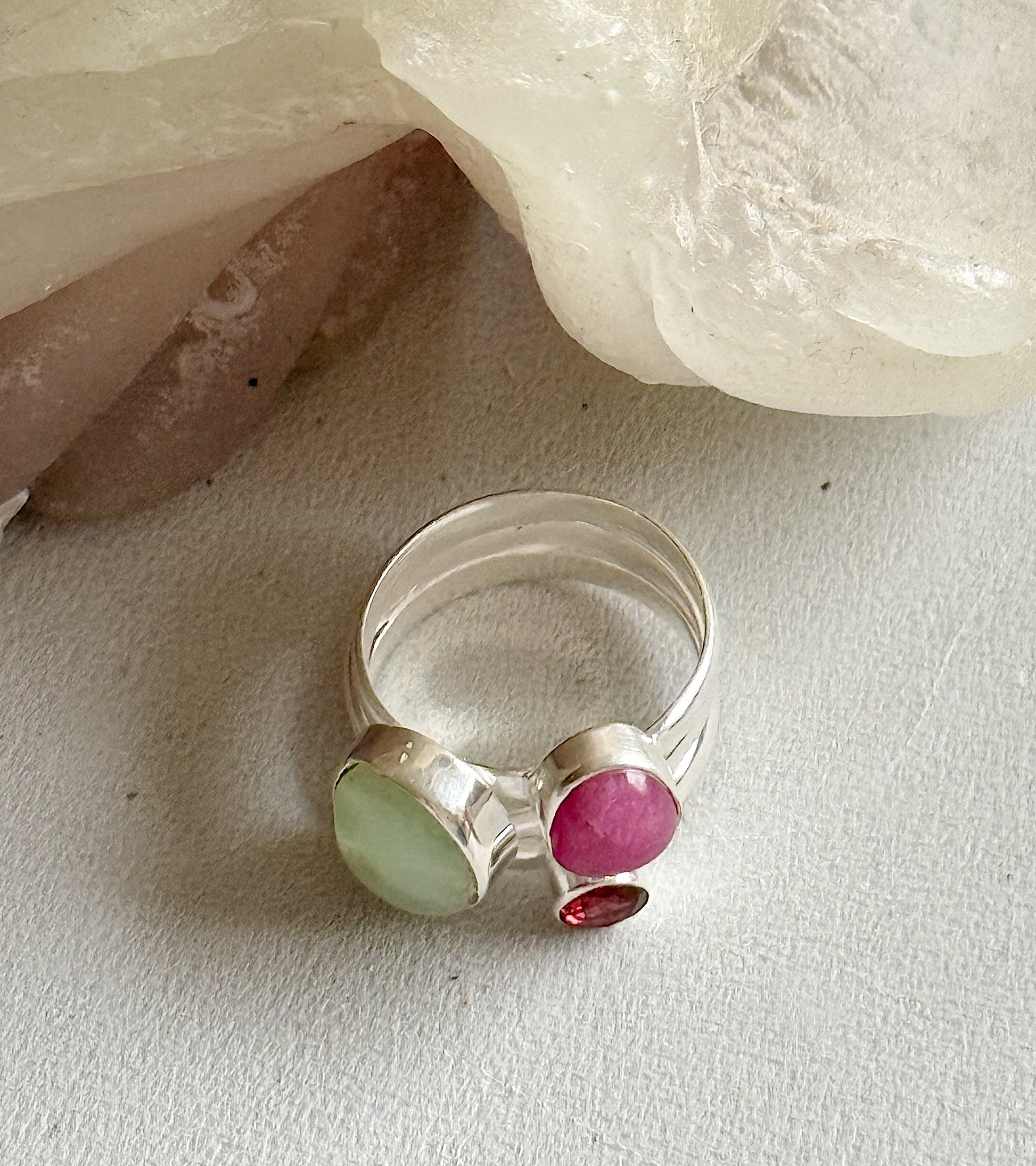 Sidabrinis turmalino, aventiurino ir granato žiedas / 16 dydis