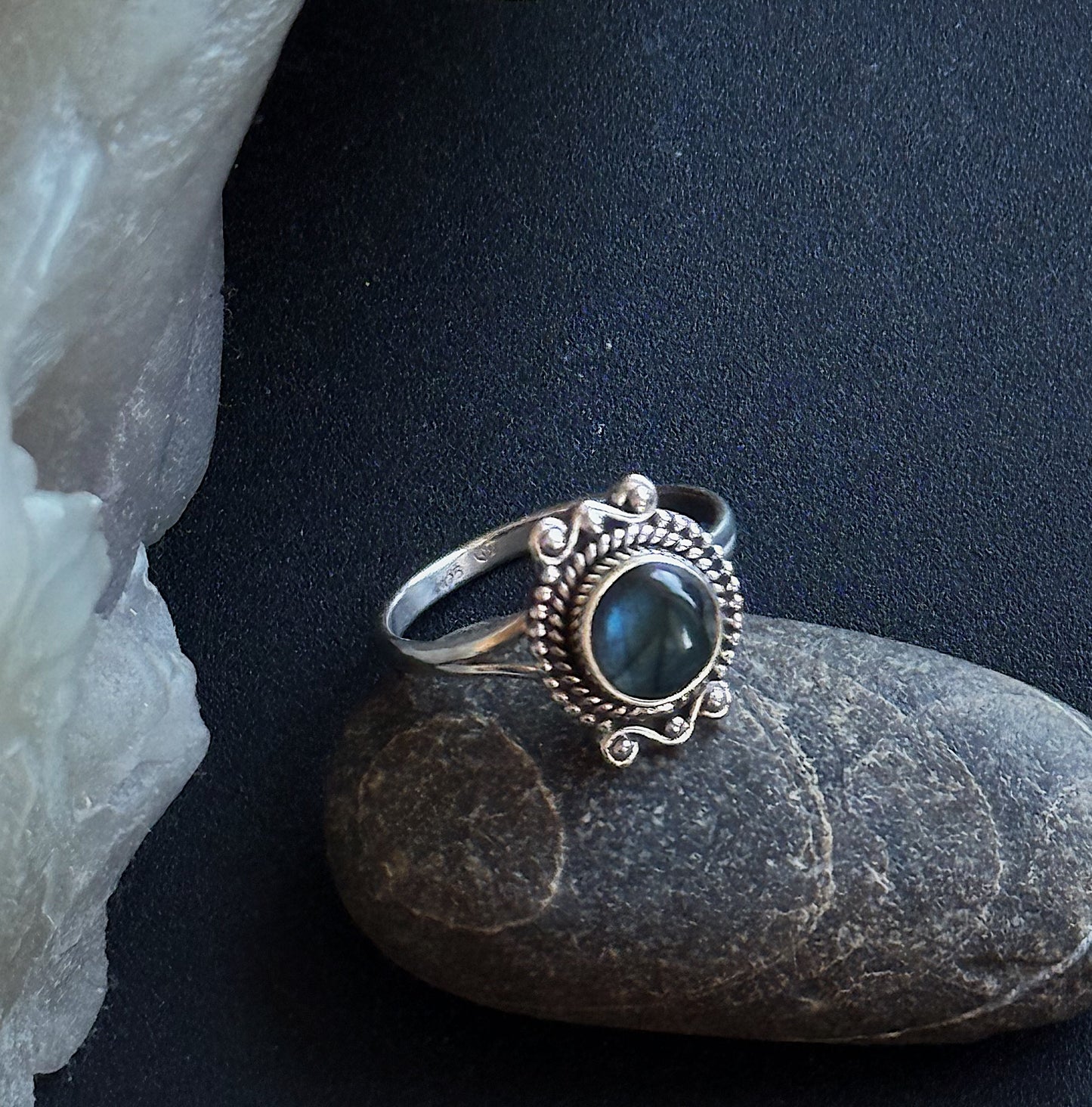 Sidabrinis žiedas "Labradoritas”