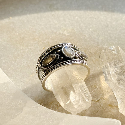 Sidabrinis žiedas “Labradorito galia”