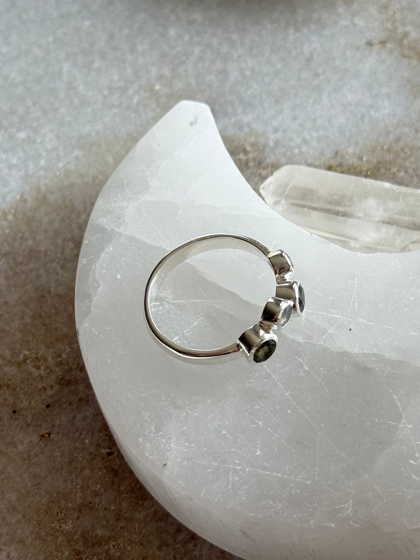 Sidabrinis žiedas “Labradorito lašeliai”