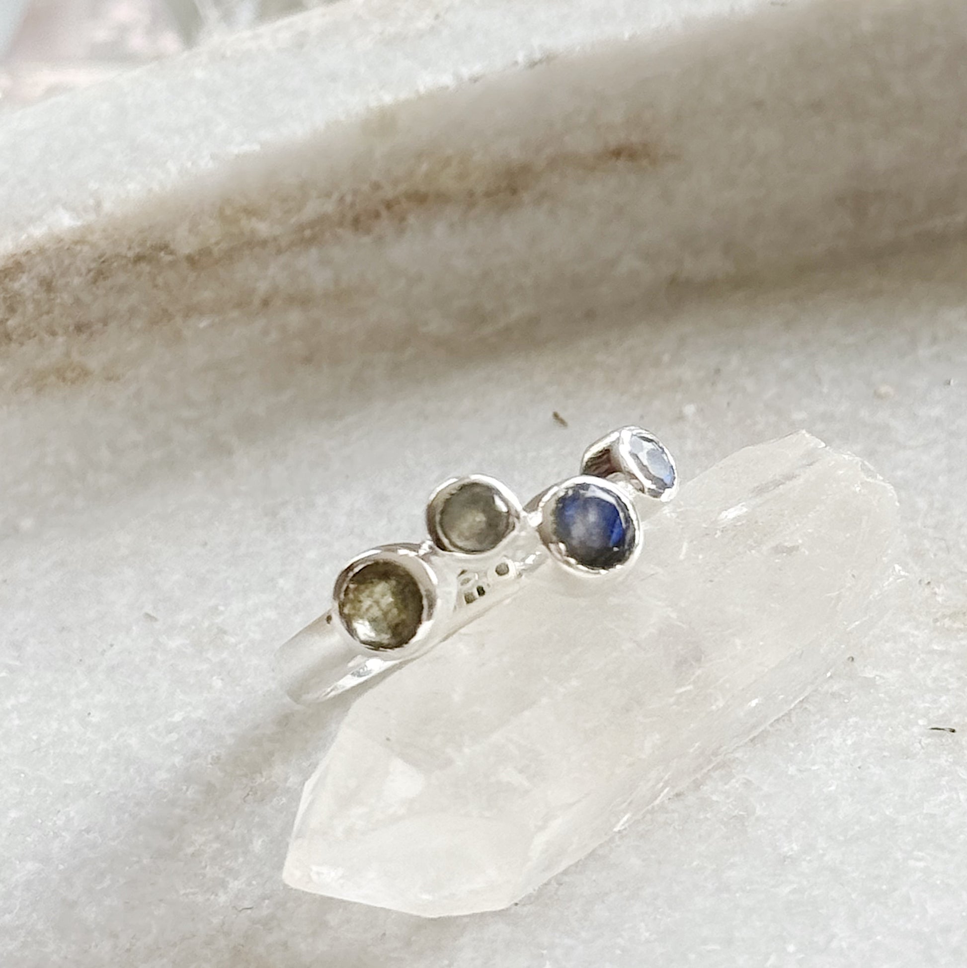 Sidabrinis žiedas “Labradorito lašeliai”