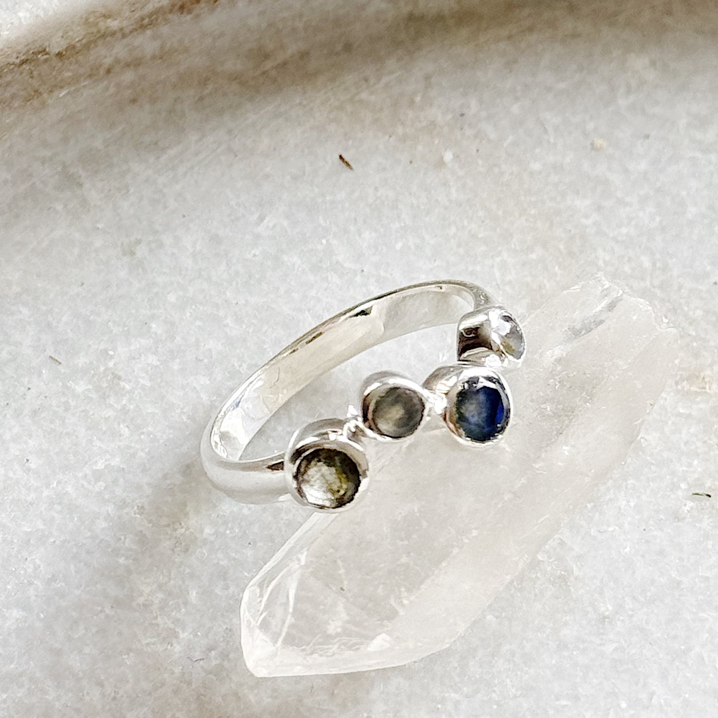 Sidabrinis žiedas “Labradorito lašeliai”