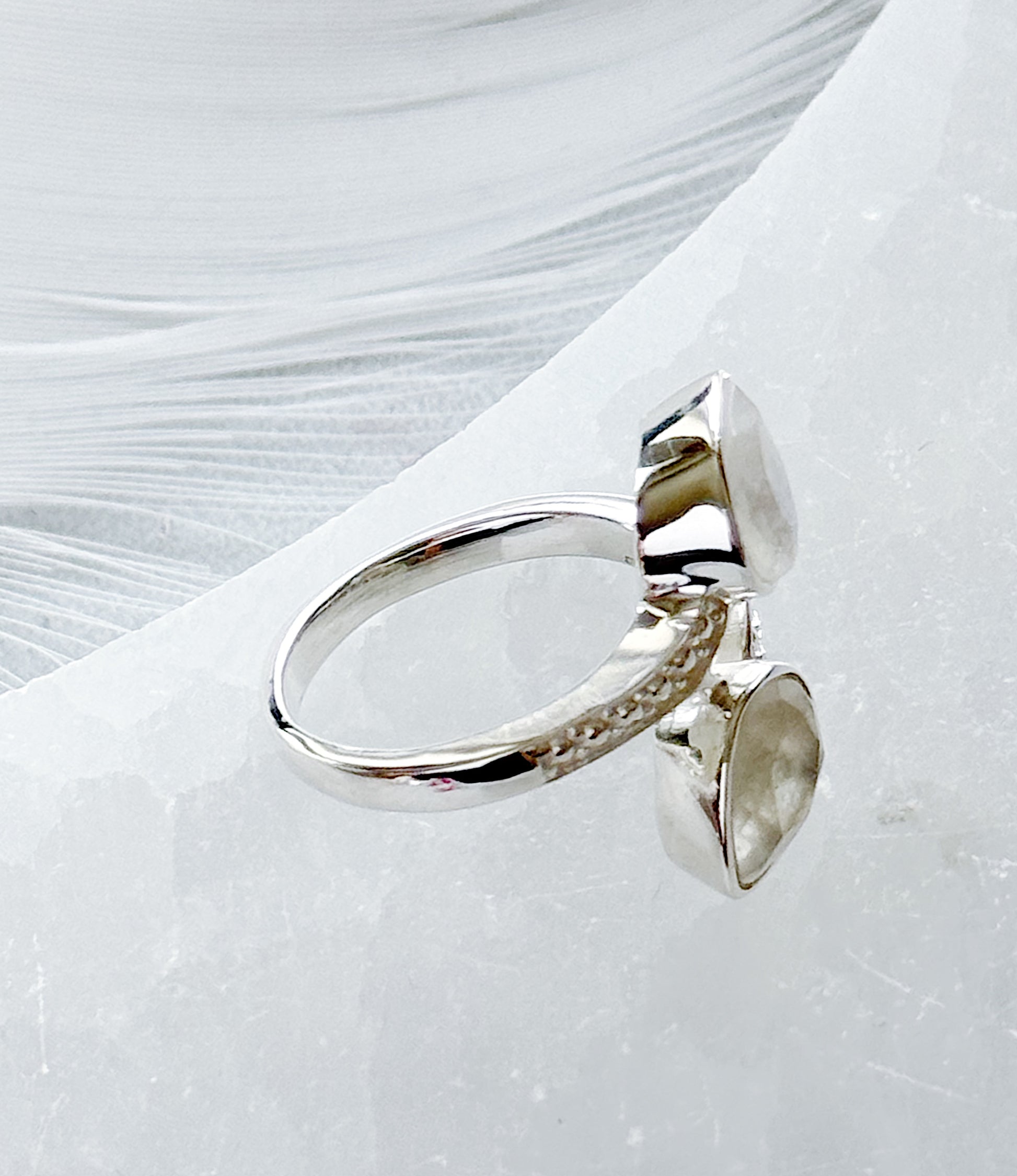 Sidabrinis žiedas “Mėnulio lašas”