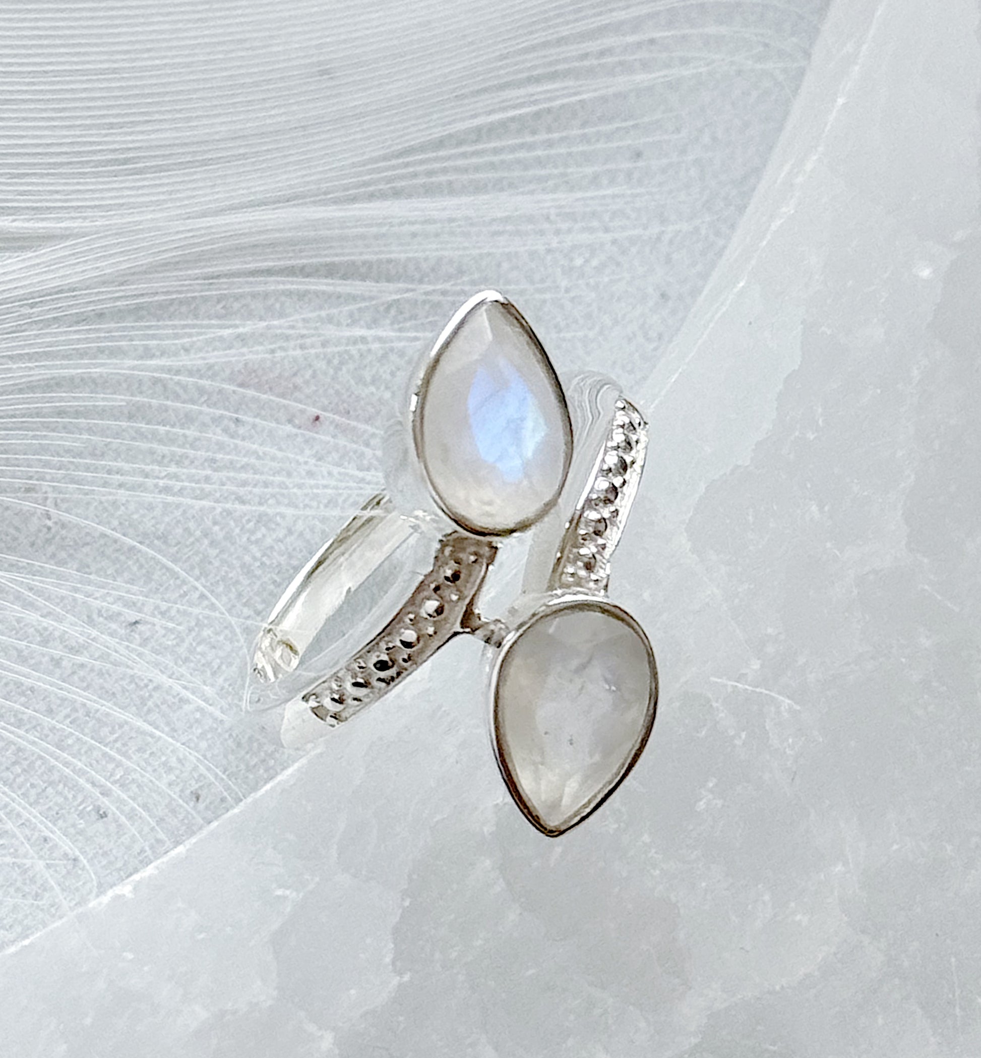 Sidabrinis žiedas “Mėnulio lašas”