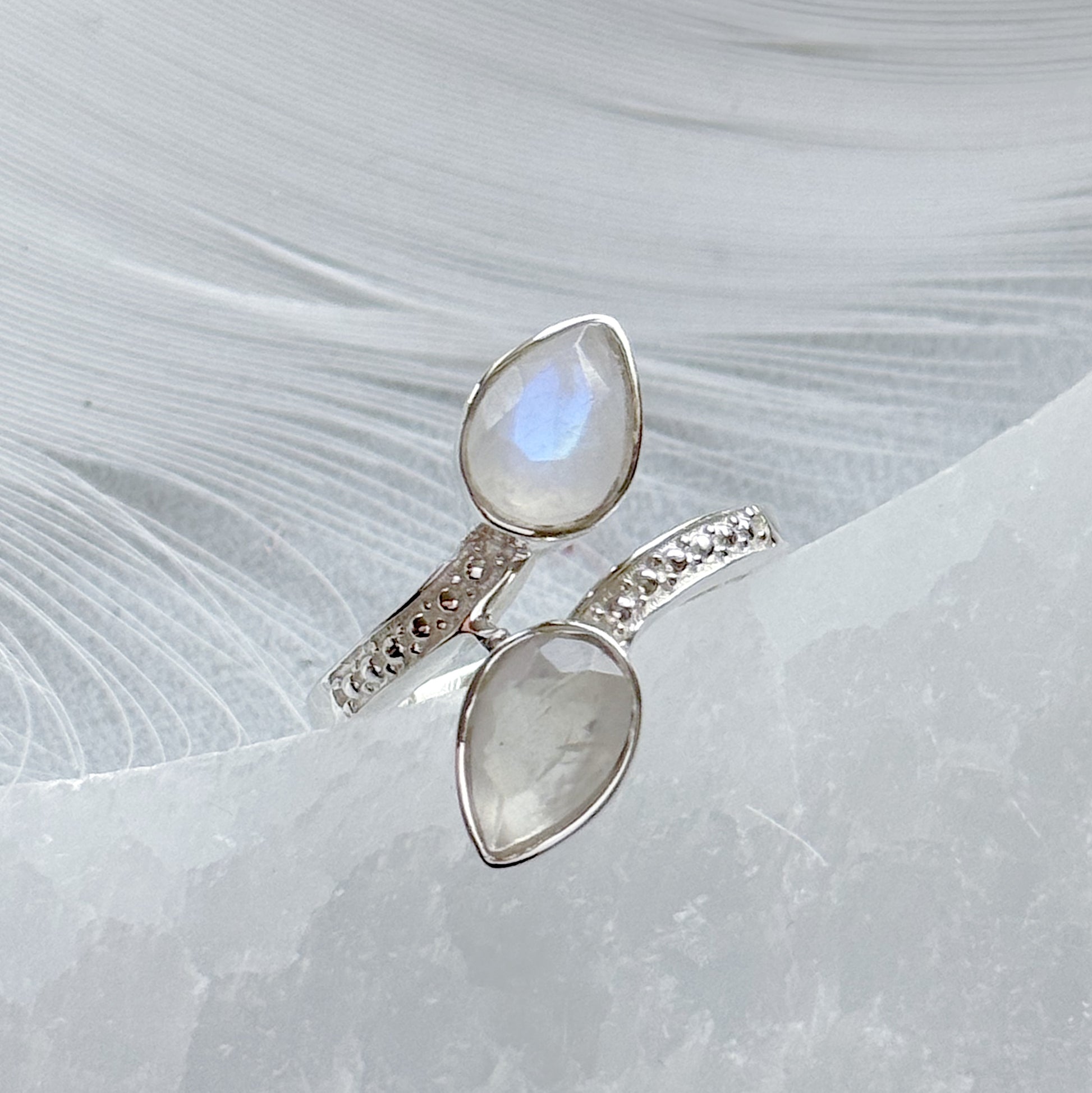 Sidabrinis žiedas “Mėnulio lašas”