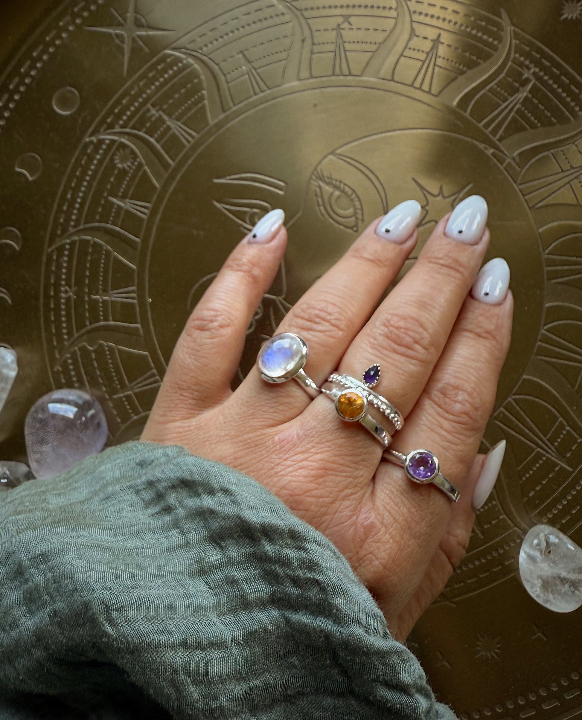 Sidabrinis žiedas su Mėnulio akmeniu